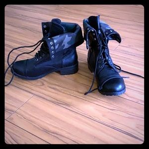 Combat style boots